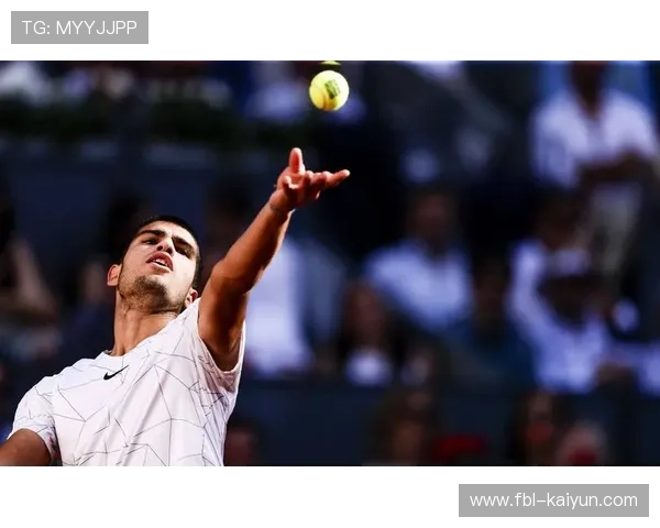 门兴球迷投掷网球抗议高票价，比赛暂停10分钟